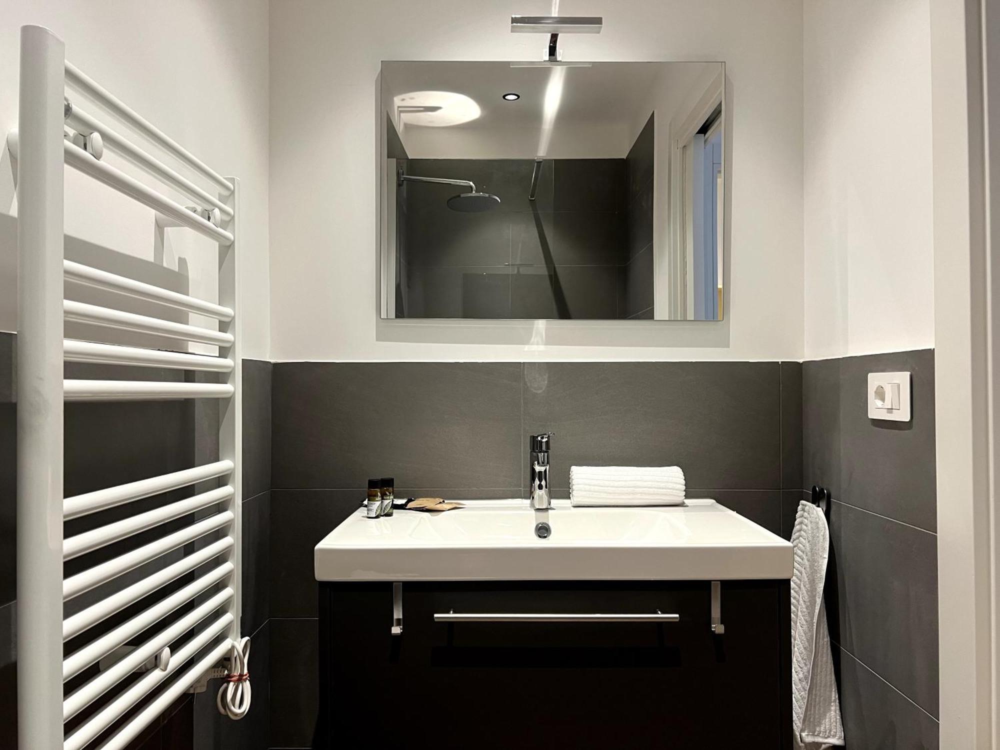 Near Vatican, Irnerio 47 Guest House Рим Экстерьер фото
