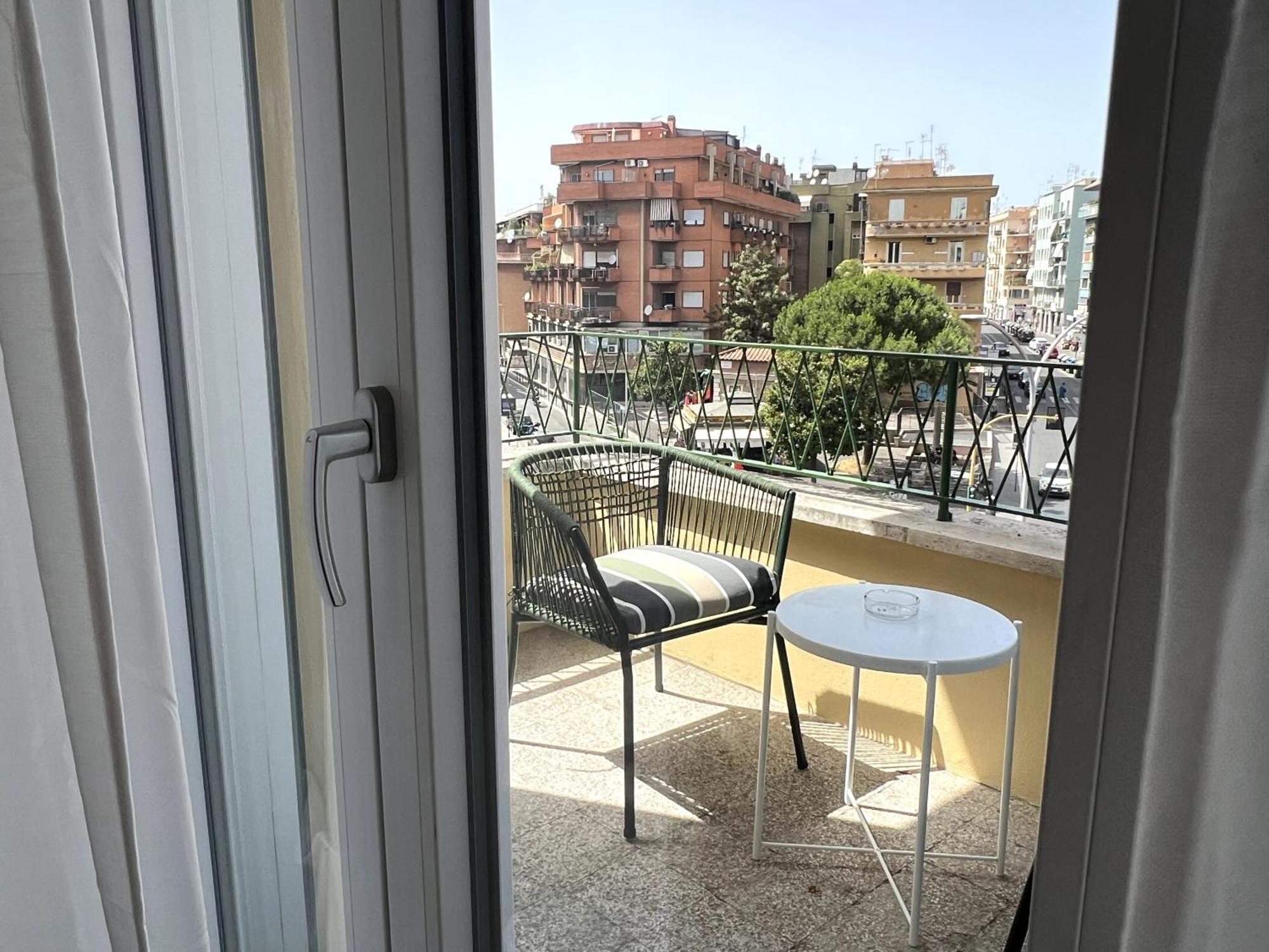 Near Vatican, Irnerio 47 Guest House Рим Экстерьер фото