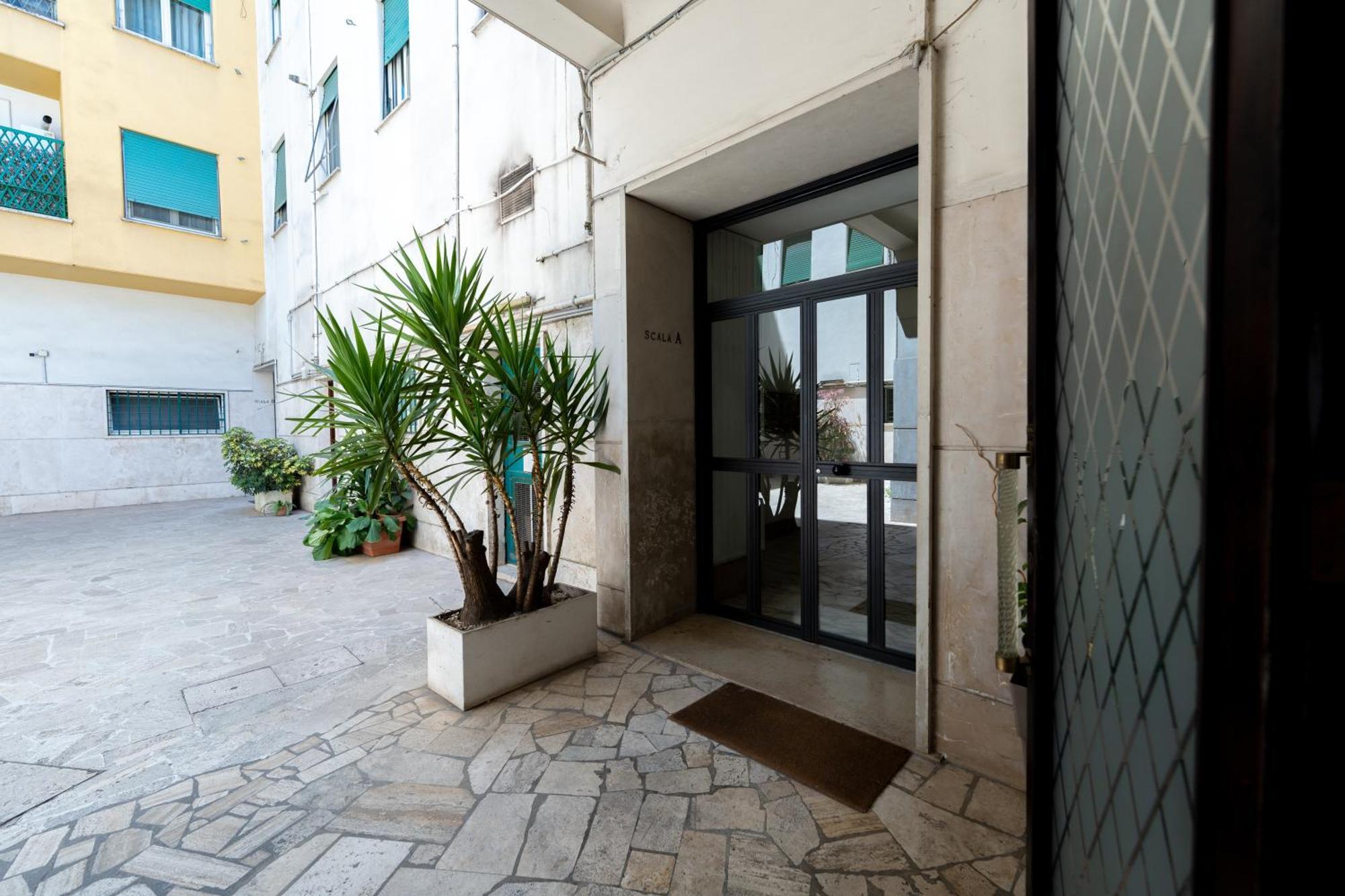 Near Vatican, Irnerio 47 Guest House Рим Экстерьер фото